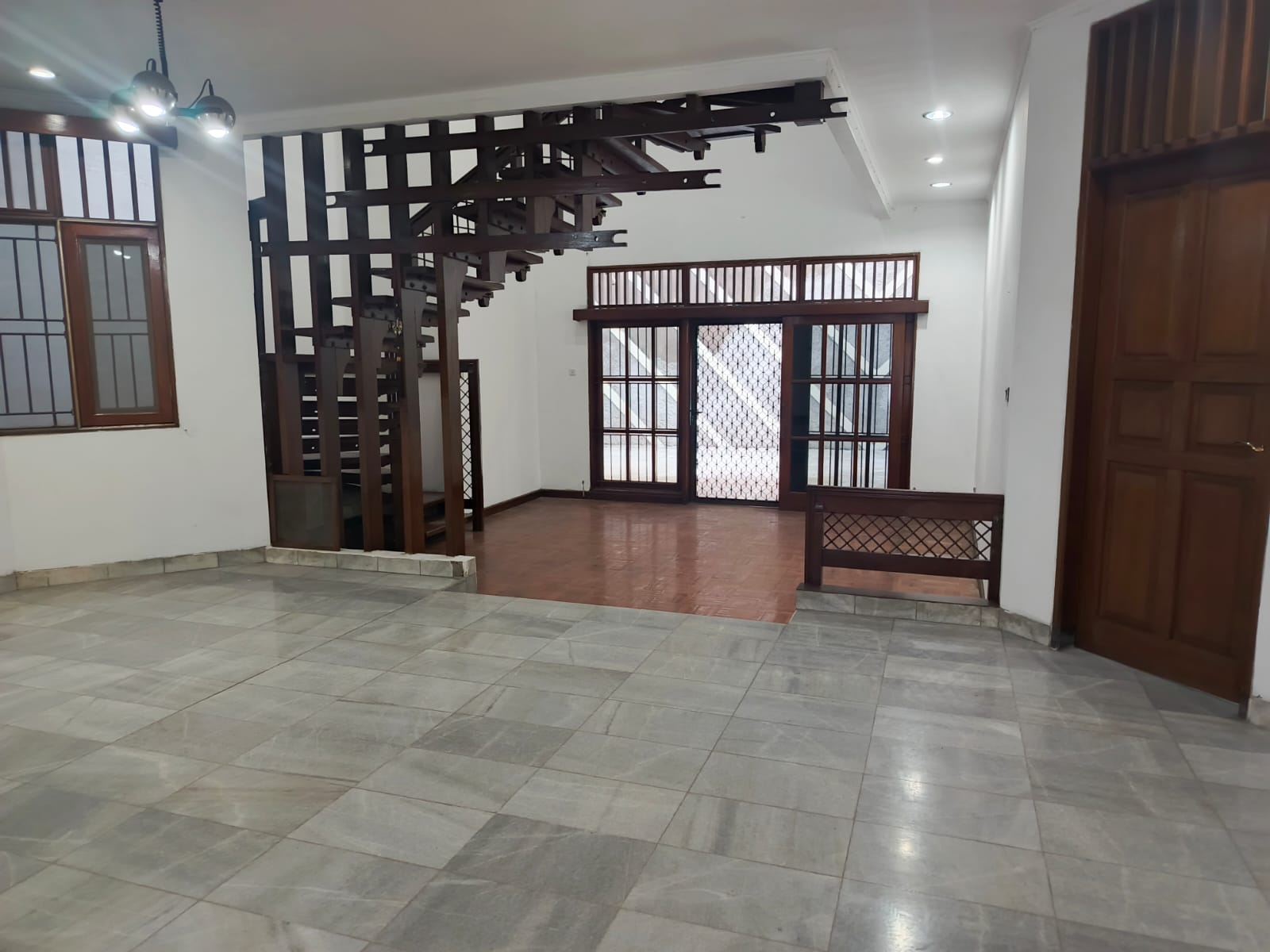 Disewakan Rumah Komersial Cocok Dijadikan Cafe atau restoran Di Puri Indah