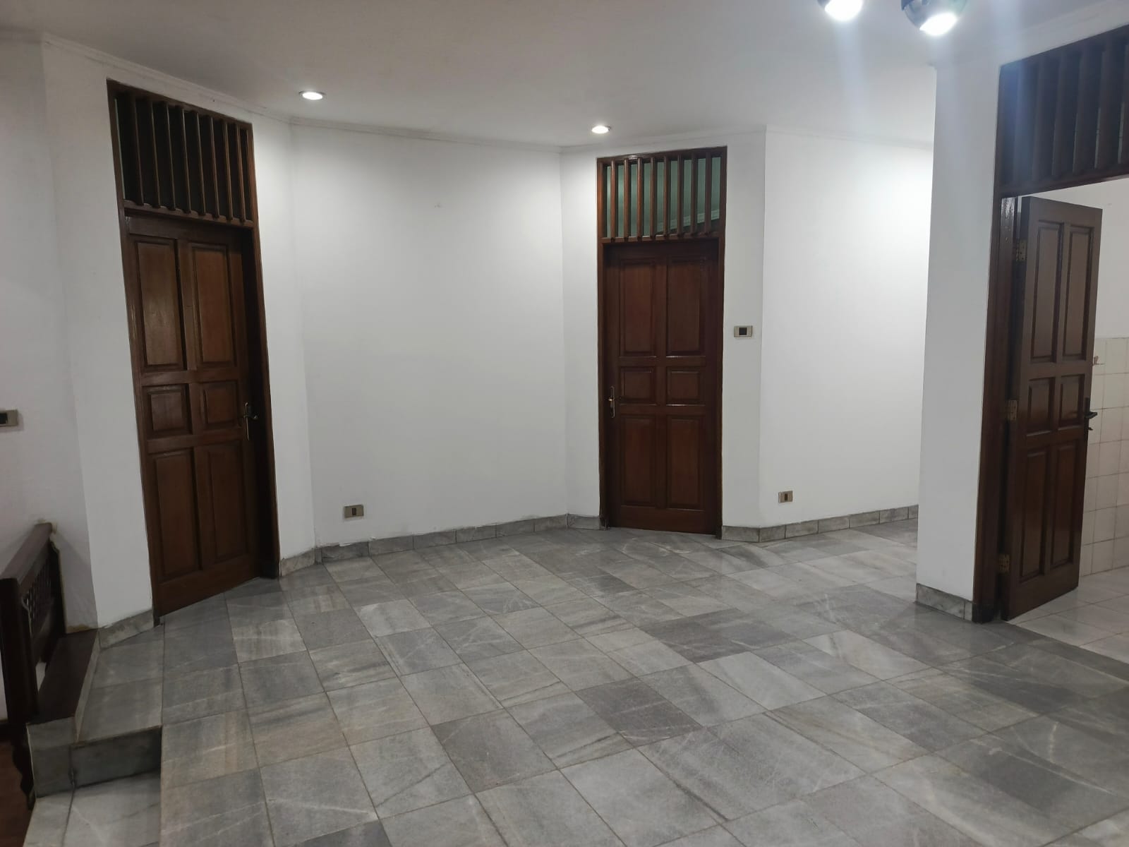 Disewakan Rumah Komersial Cocok Dijadikan Cafe atau restoran Di Puri Indah