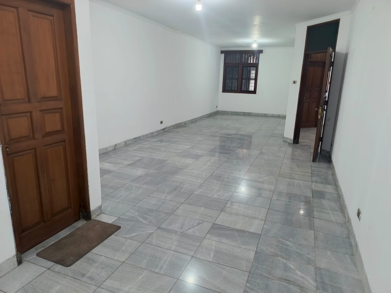 Disewakan Rumah Komersial Cocok Dijadikan Cafe atau restoran Di Puri Indah