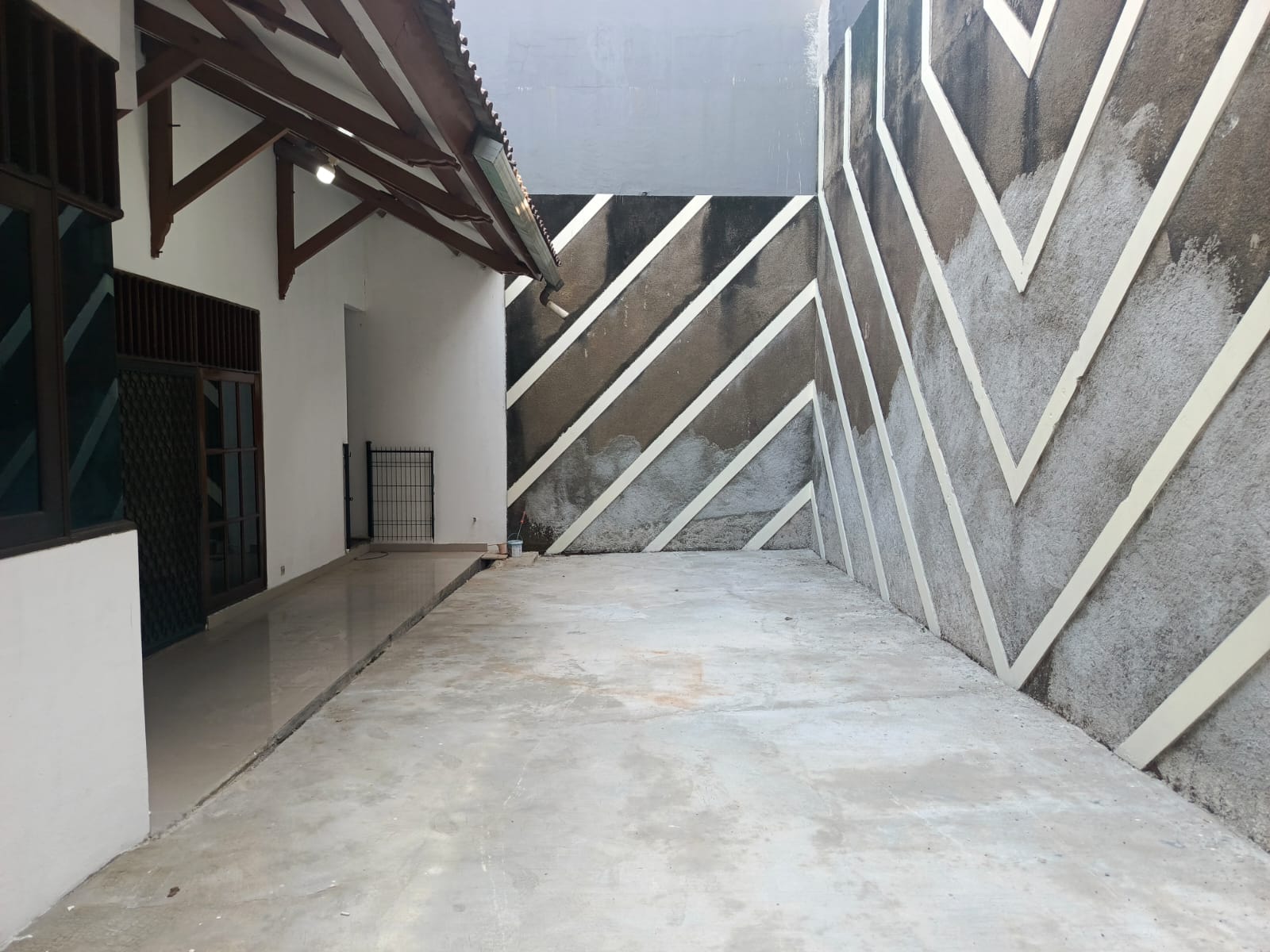 Disewakan Rumah Komersial Cocok Dijadikan Cafe atau restoran Di Puri Indah