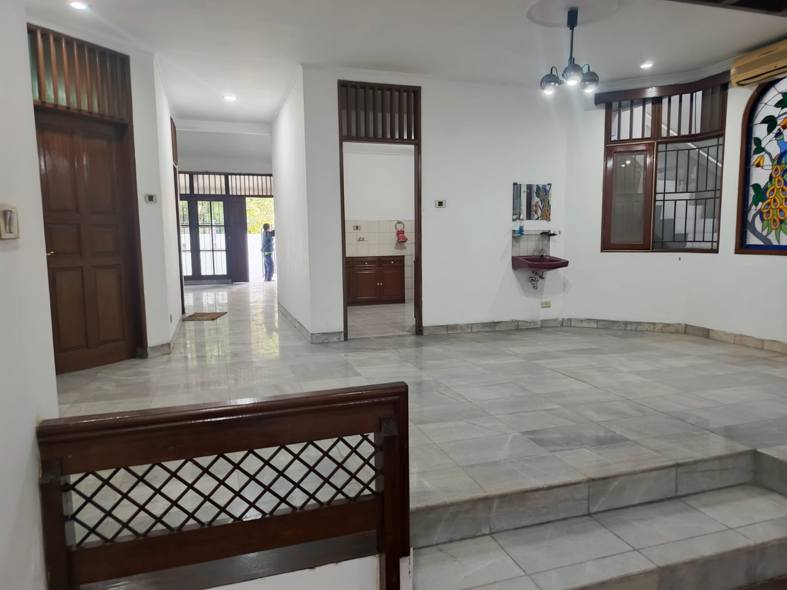 Disewakan Rumah Komersial Cocok Dijadikan Cafe atau restoran Di Puri Indah