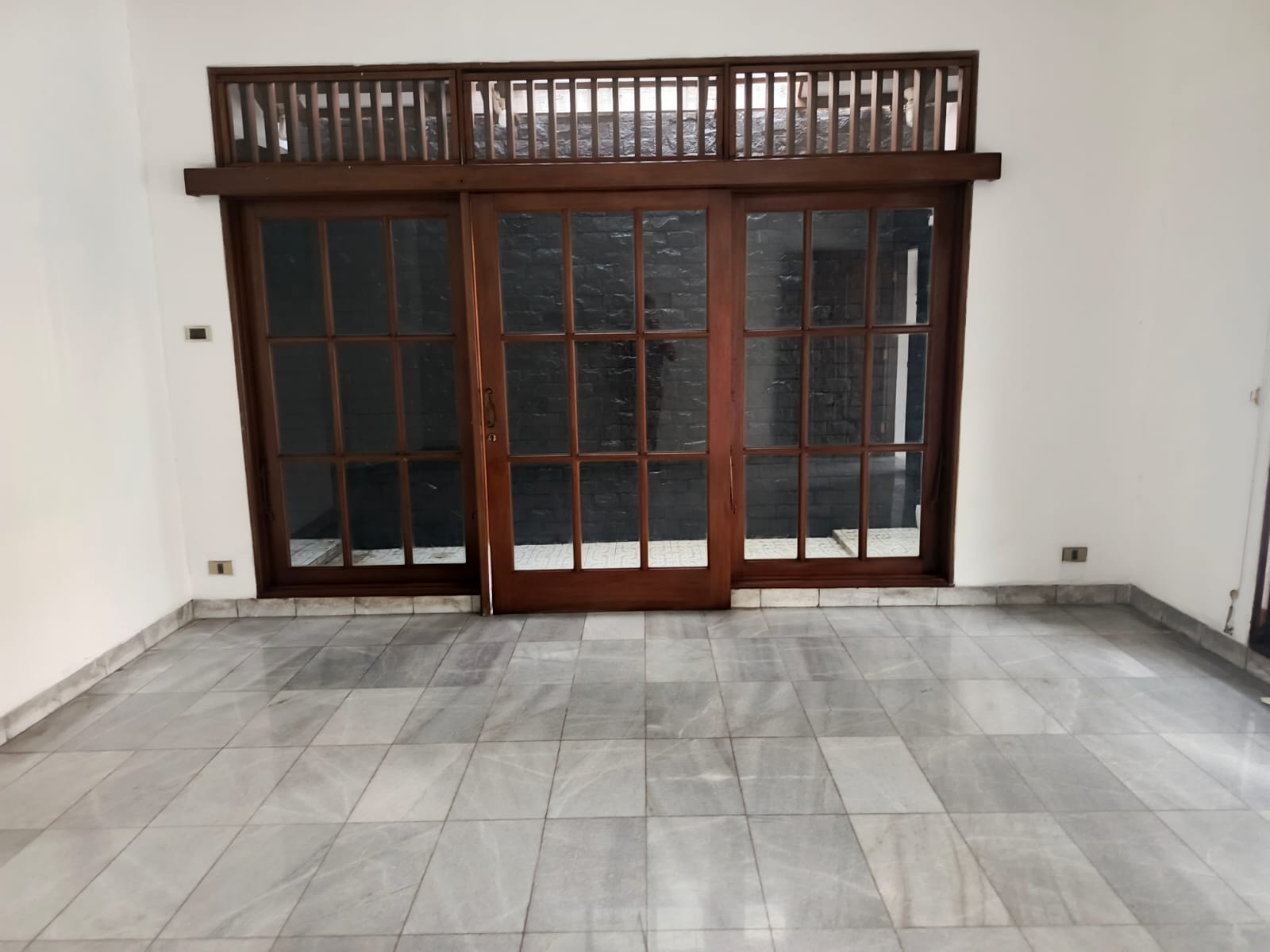 Disewakan Rumah Komersial Cocok Dijadikan Cafe atau restoran Di Puri Indah