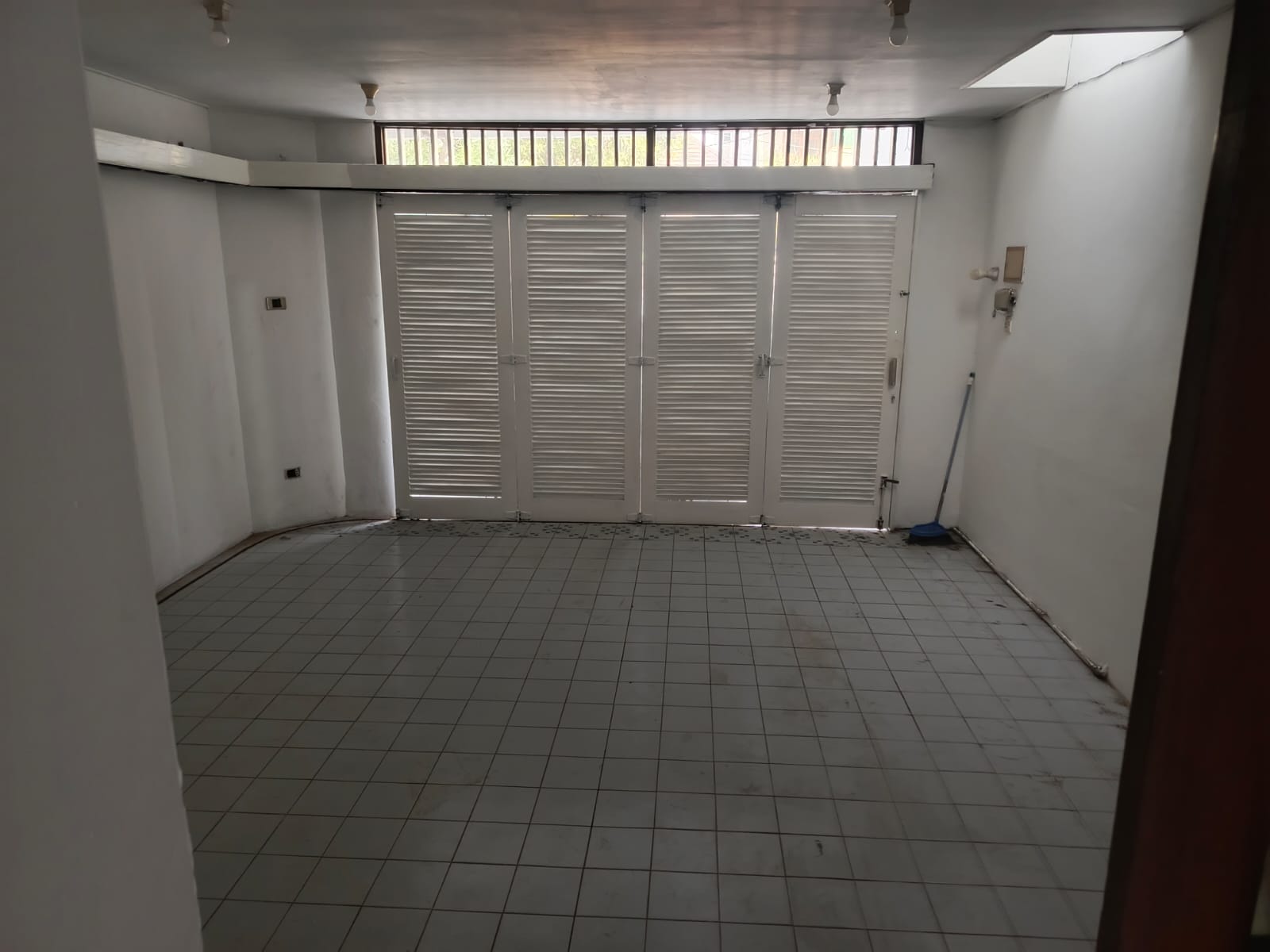 Disewakan Rumah Komersial Cocok Dijadikan Cafe atau restoran Di Puri Indah