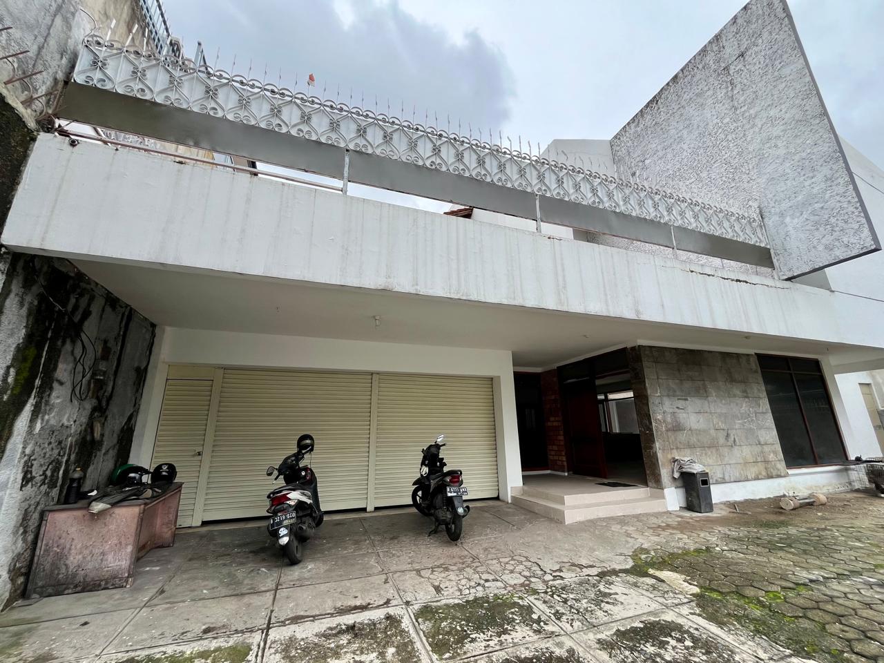 Rumah Hadap Jalan Raya Utama Dharmawangsa Kebayoran Baru