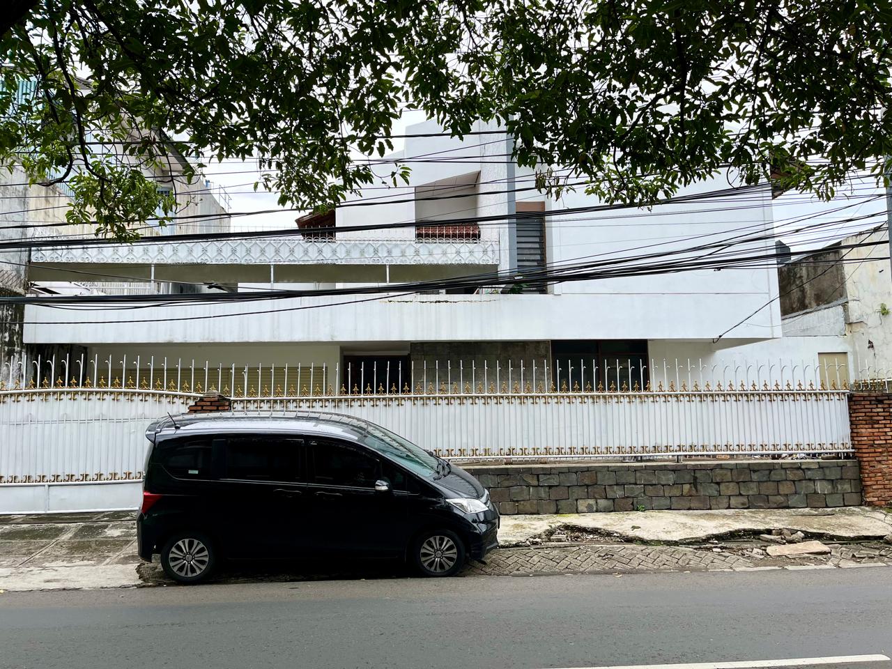 Rumah Hadap Jalan Raya Utama Dharmawangsa Kebayoran Baru