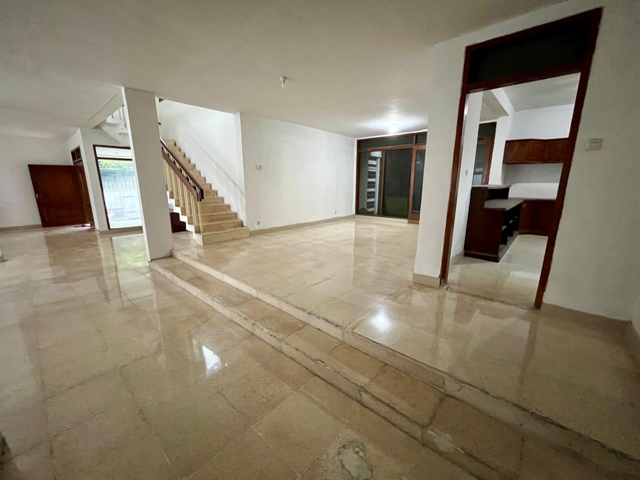 Rumah Hadap Jalan Raya Utama Dharmawangsa Kebayoran Baru