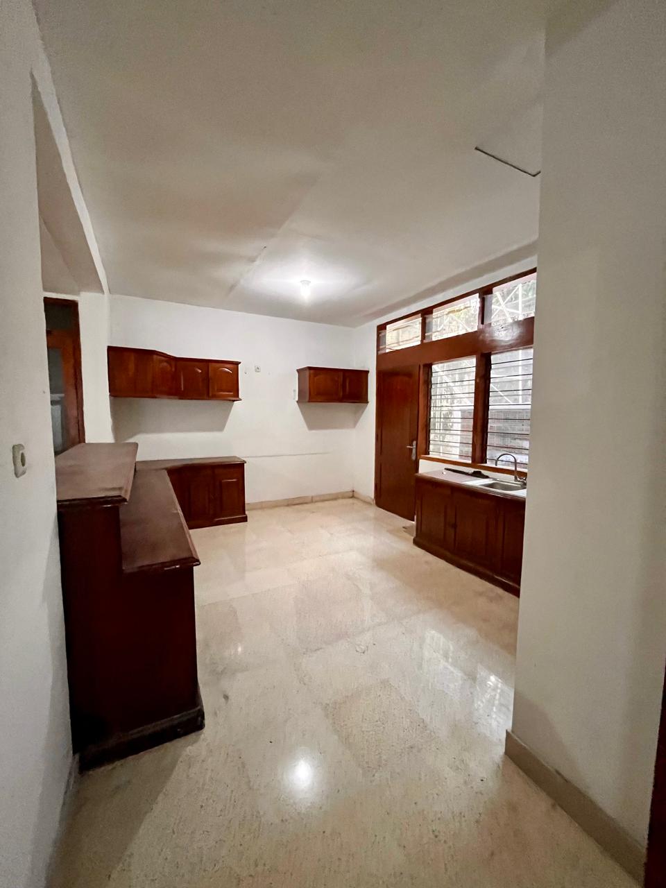 Rumah Hadap Jalan Raya Utama Dharmawangsa Kebayoran Baru