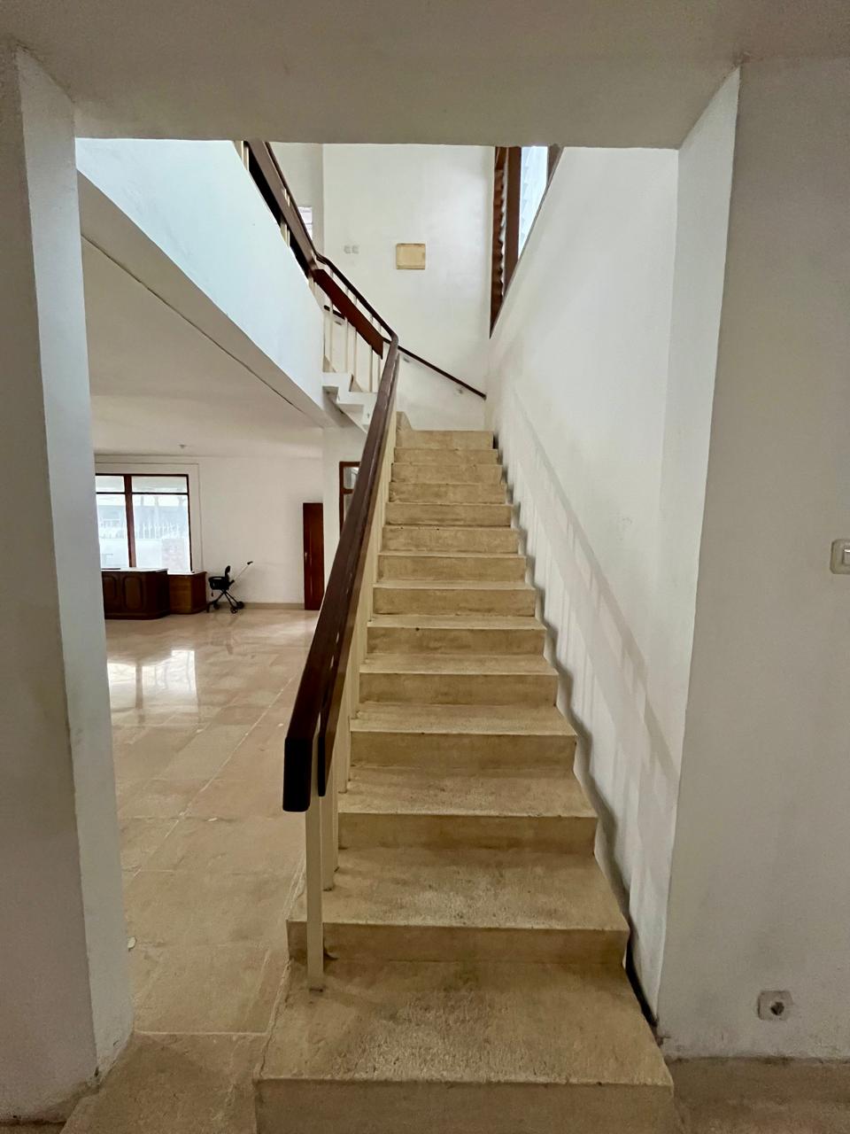 Rumah Hadap Jalan Raya Utama Dharmawangsa Kebayoran Baru