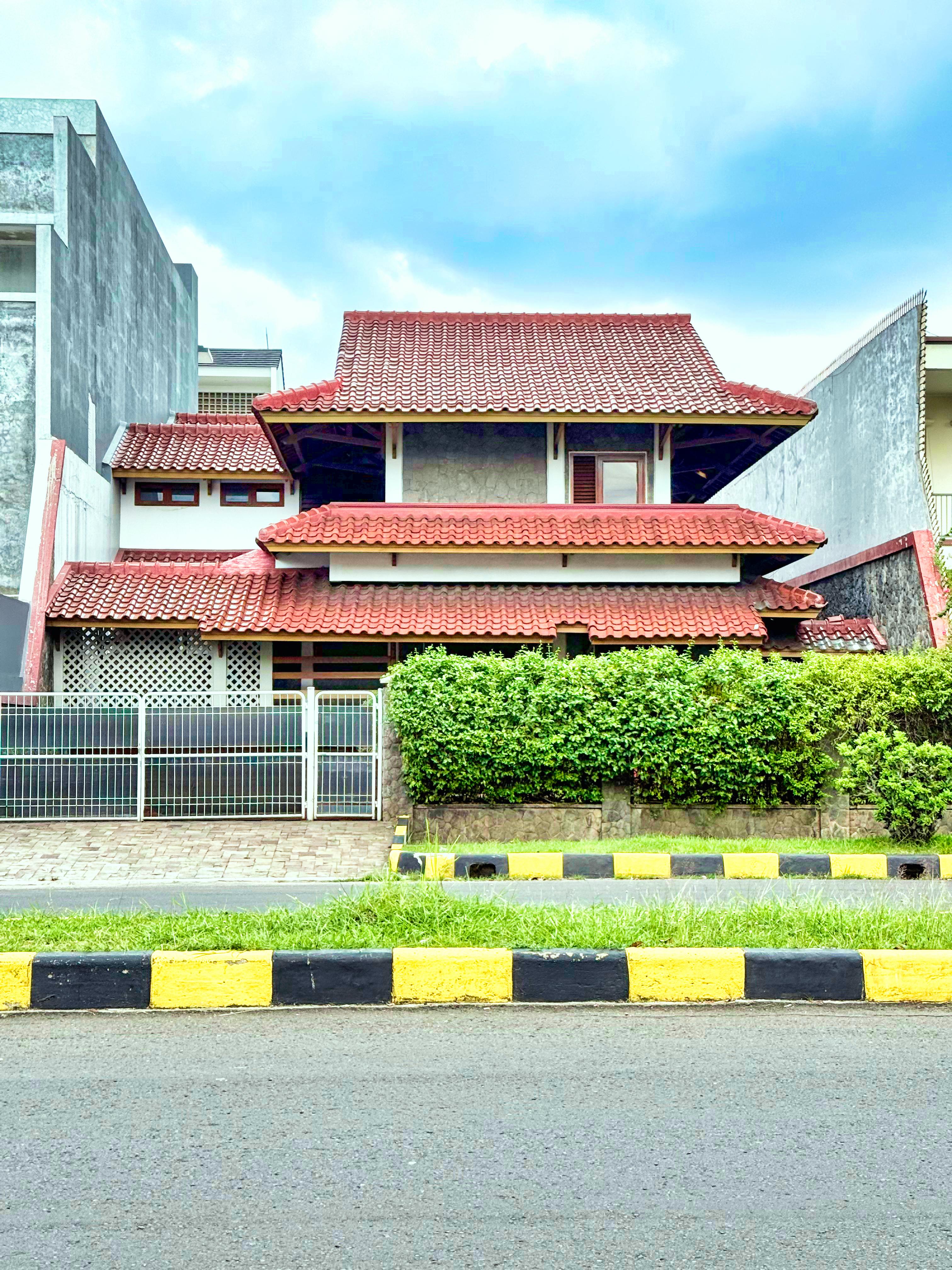 Dijual Rumah Hitung Tanah Di Boulevard Intercon