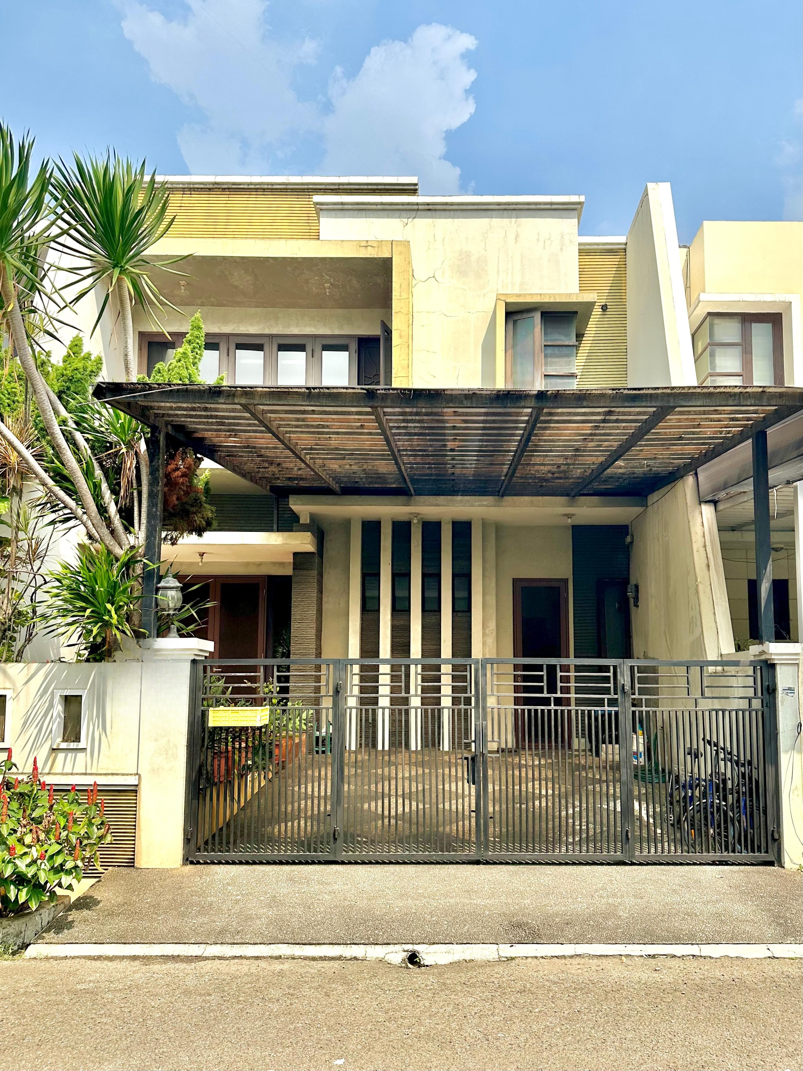 Dijual Rumah Siap Huni Depan Taman Di Permata Buana Jakarta Barat