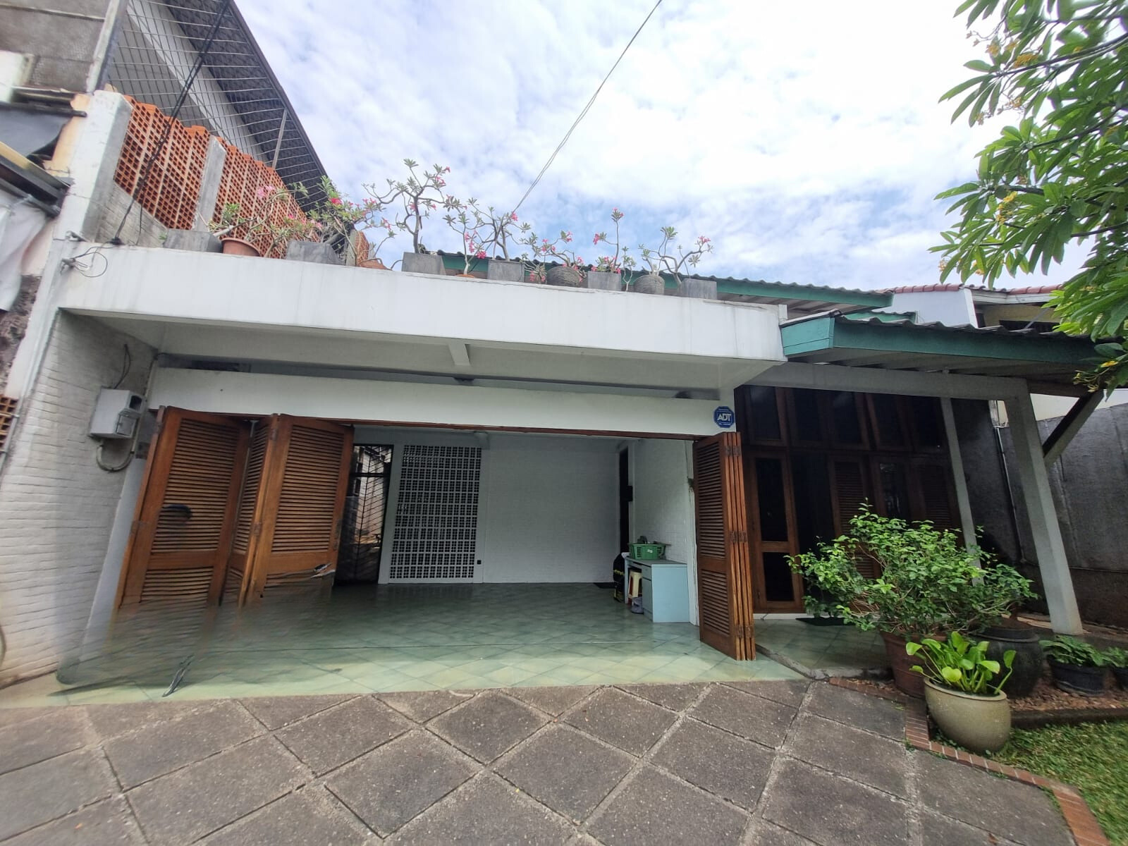 Turun Harga Dijual Rumah Siap Huni Hadap Jalan Raya Puri Indah Cocok Untuk Cafe,klinik,rumah Tinggal