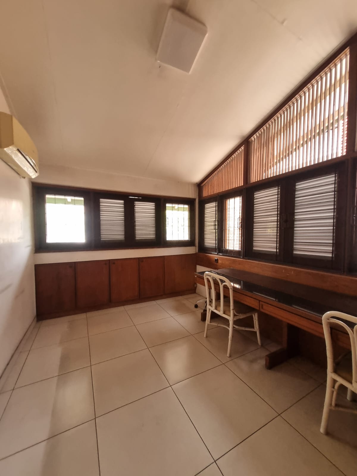 Turun Harga Dijual Rumah Siap Huni Hadap Jalan Raya Puri Indah Cocok Untuk Cafe,klinik,rumah Tinggal