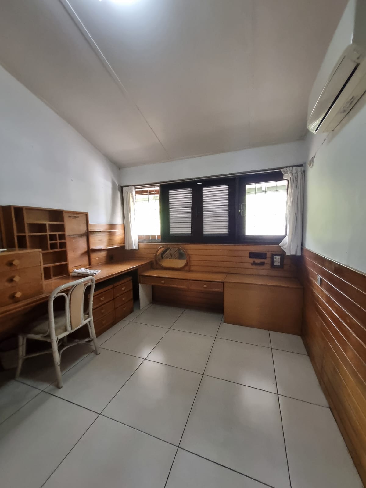 Turun Harga Dijual Rumah Siap Huni Hadap Jalan Raya Puri Indah Cocok Untuk Cafe,klinik,rumah Tinggal