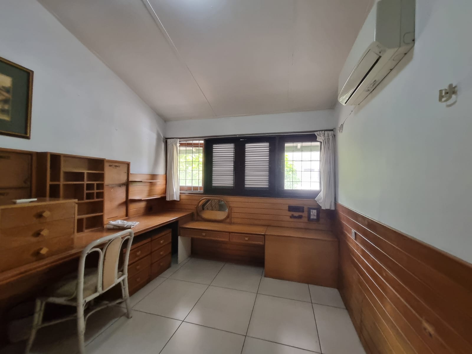 Turun Harga Dijual Rumah Siap Huni Hadap Jalan Raya Puri Indah Cocok Untuk Cafe,klinik,rumah Tinggal