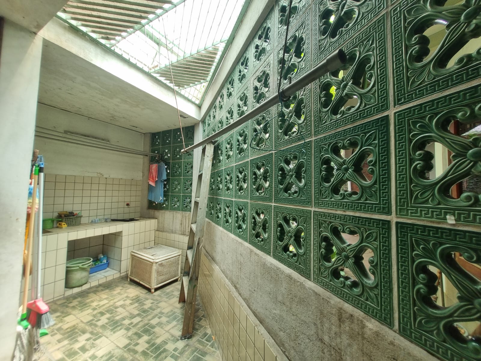 Turun Harga Dijual Rumah Siap Huni Hadap Jalan Raya Puri Indah Cocok Untuk Cafe,klinik,rumah Tinggal