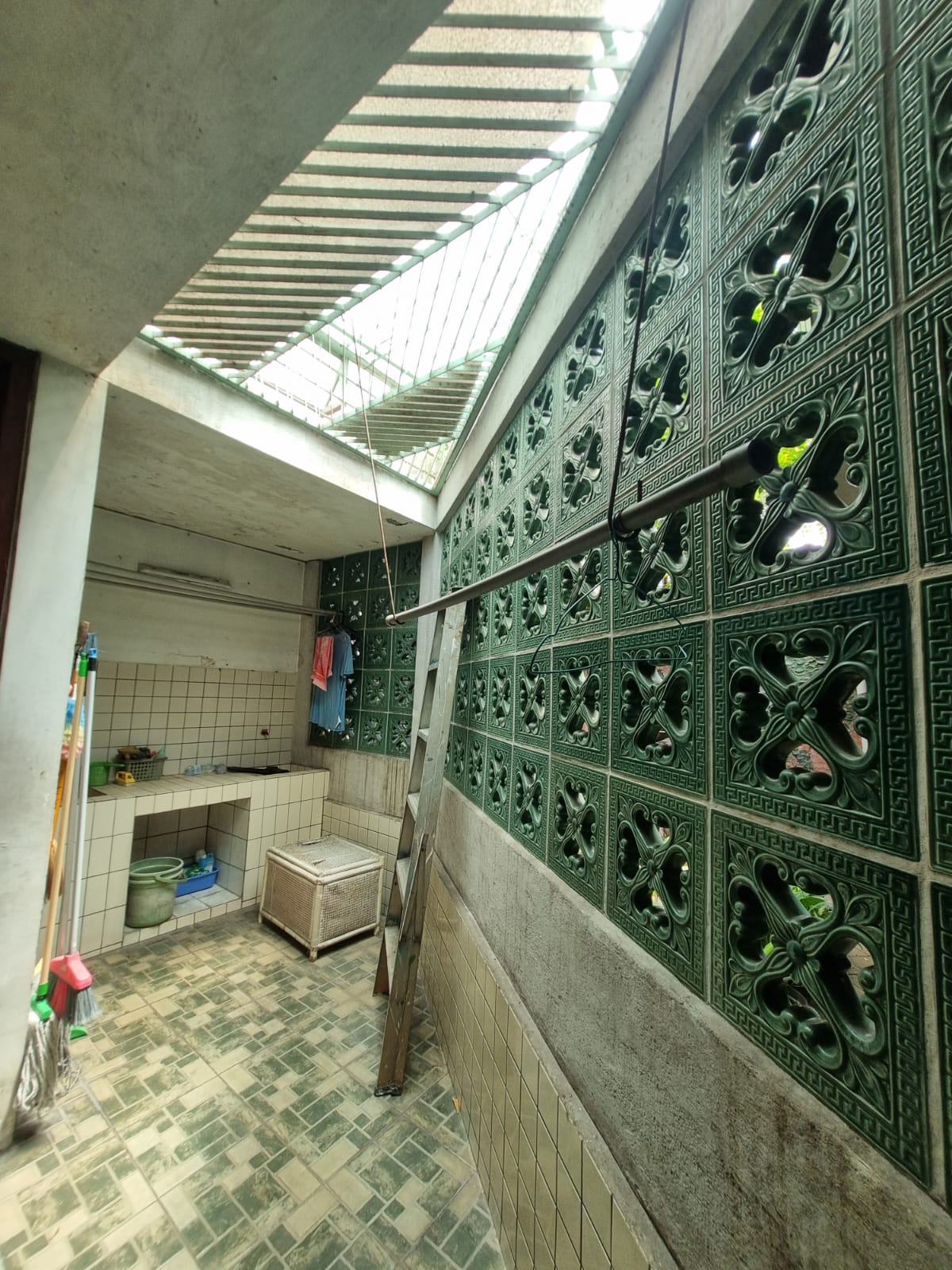 Turun Harga Dijual Rumah Siap Huni Hadap Jalan Raya Puri Indah Cocok Untuk Cafe,klinik,rumah Tinggal