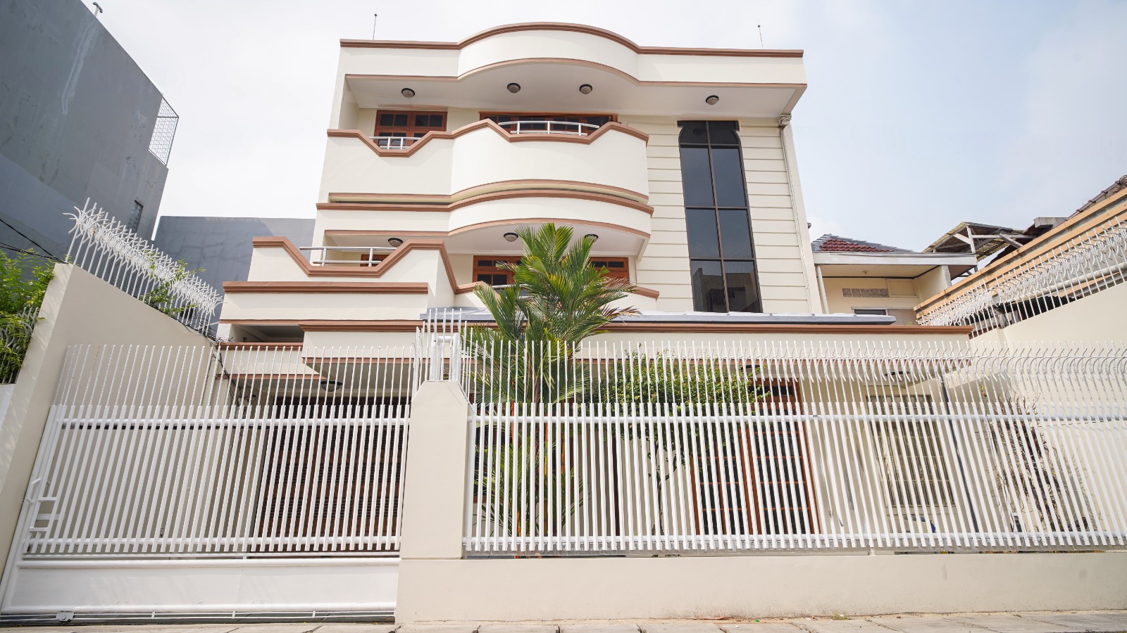 Turun Harga Dijual Rumah 3 Lantai Siap Huni di Krukut Taman Sari Jakarta Barat