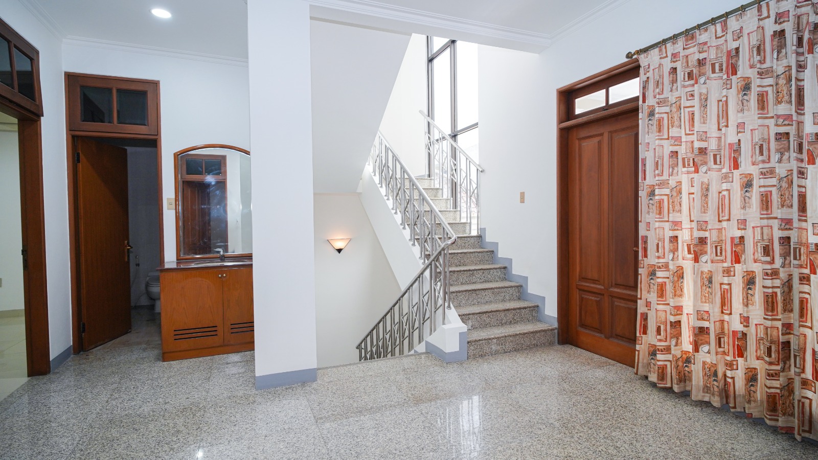 Turun Harga Dijual Rumah 3 Lantai Siap Huni di Krukut Taman Sari Jakarta Barat