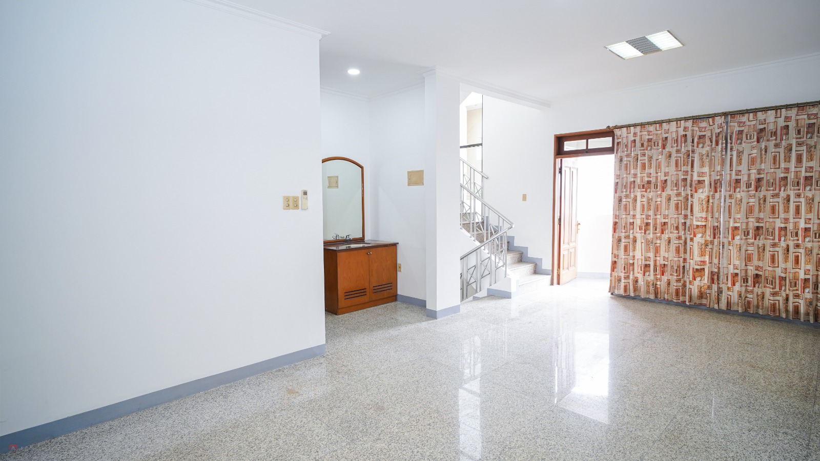 Turun Harga Dijual Rumah 3 Lantai Siap Huni di Krukut Taman Sari Jakarta Barat