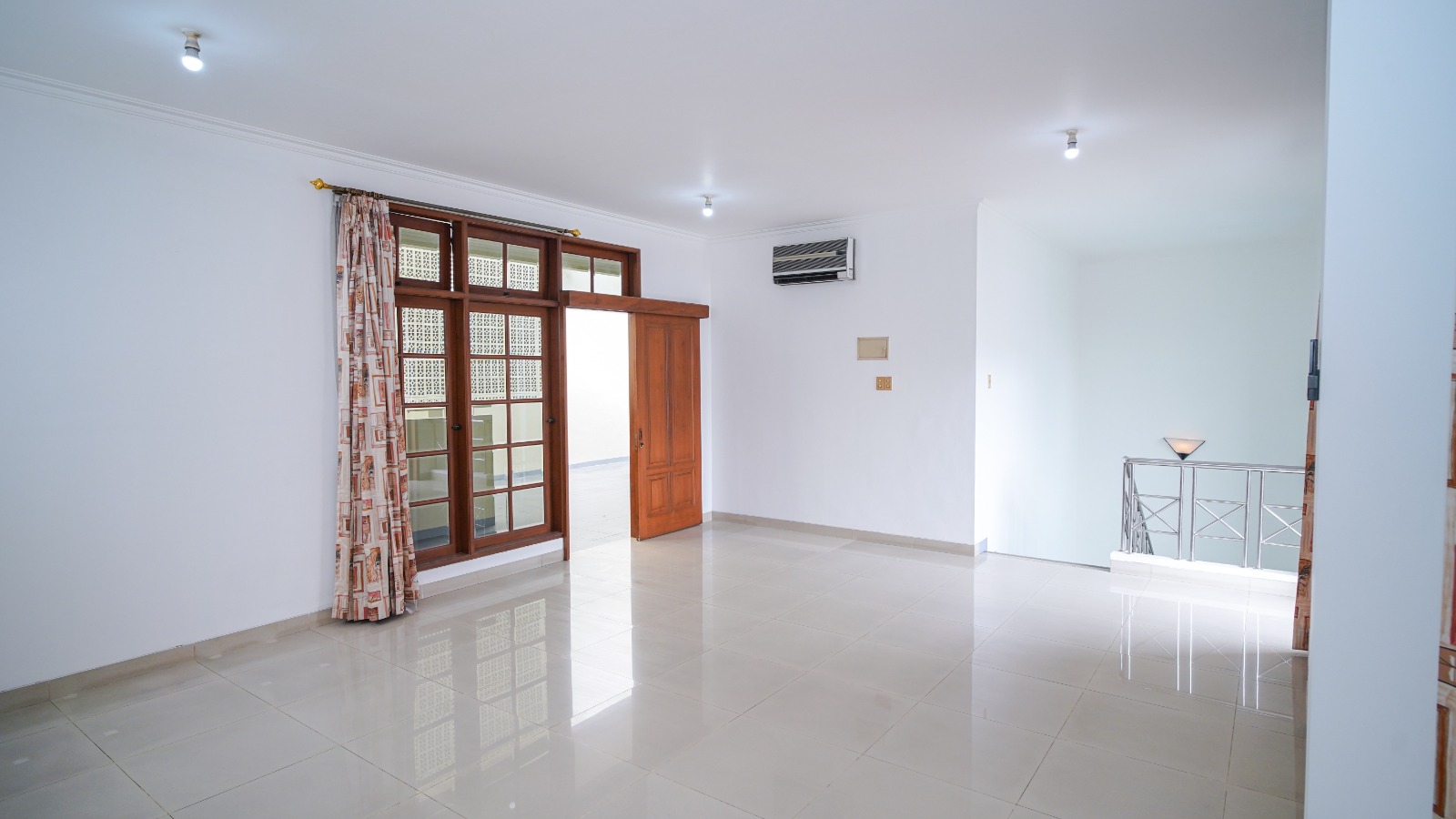 Turun Harga Dijual Rumah 3 Lantai Siap Huni di Krukut Taman Sari Jakarta Barat