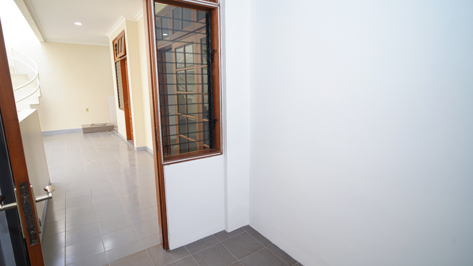 Turun Harga Dijual Rumah 3 Lantai Siap Huni di Krukut Taman Sari Jakarta Barat