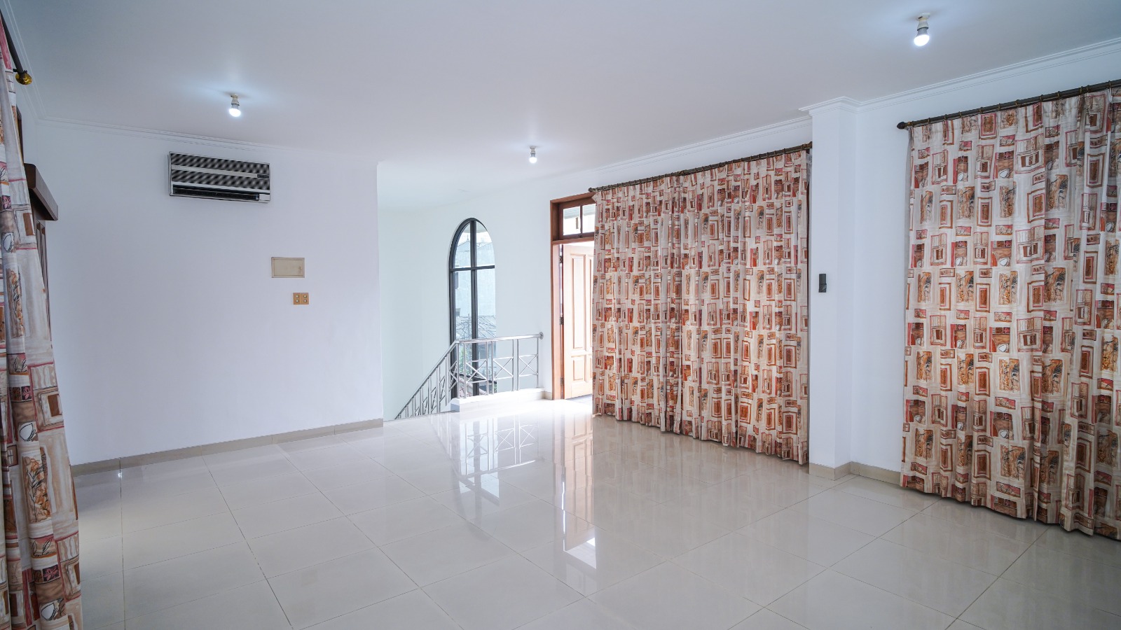 Turun Harga Dijual Rumah 3 Lantai Siap Huni di Krukut Taman Sari Jakarta Barat