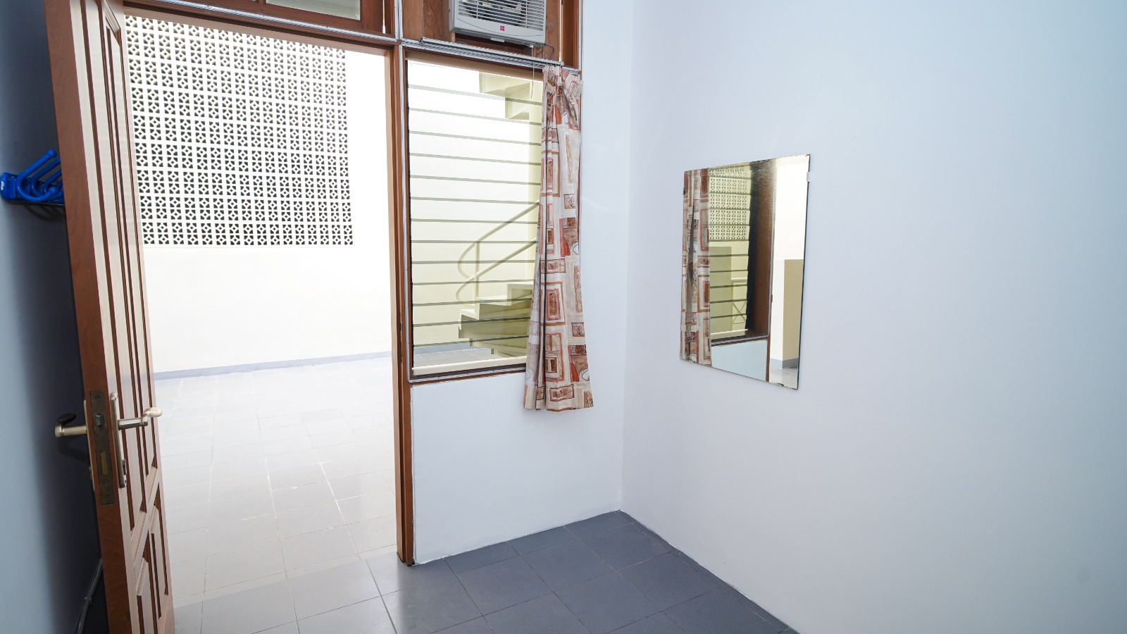 Turun Harga Dijual Rumah 3 Lantai Siap Huni di Krukut Taman Sari Jakarta Barat