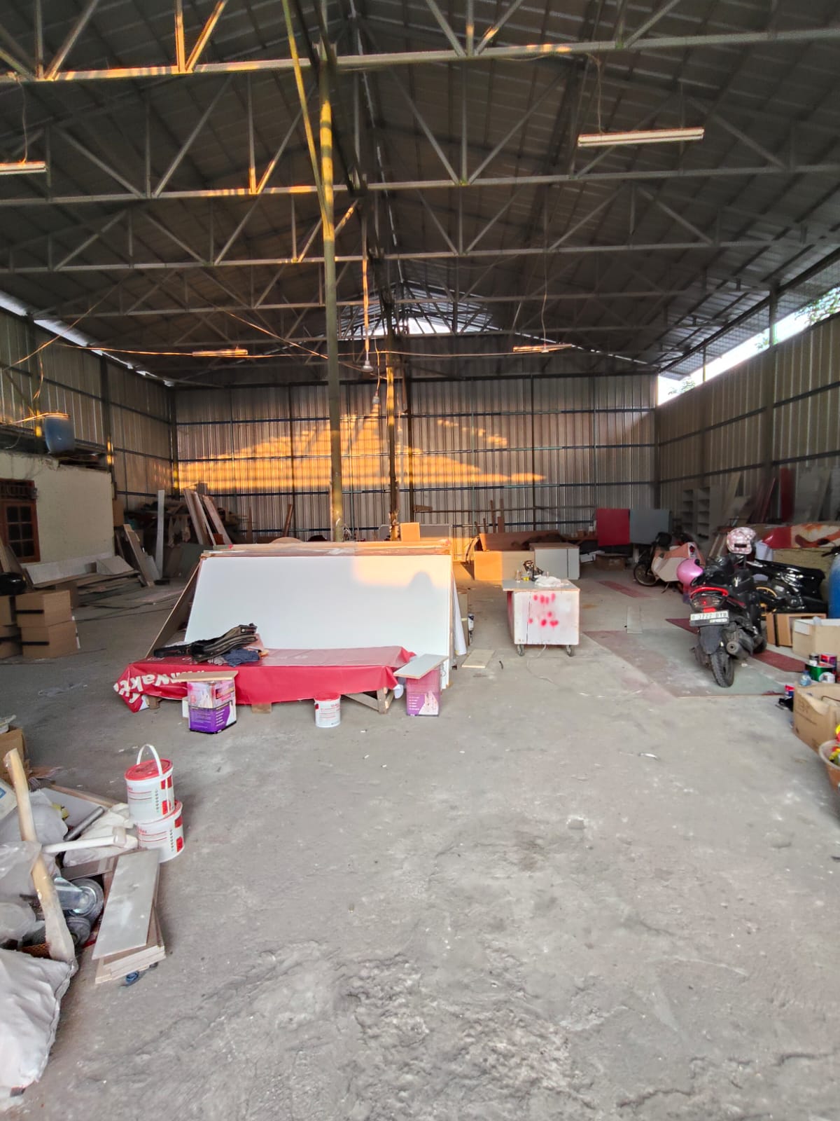 Sewa Gudang Komersial Di Puri Indah Sederetan Showroom Mobil Cocok Untuk Carwash