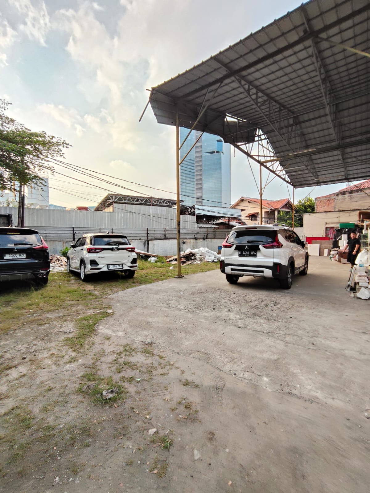 Sewa Gudang Komersial Di Puri Indah Sederetan Showroom Mobil Cocok Untuk Carwash