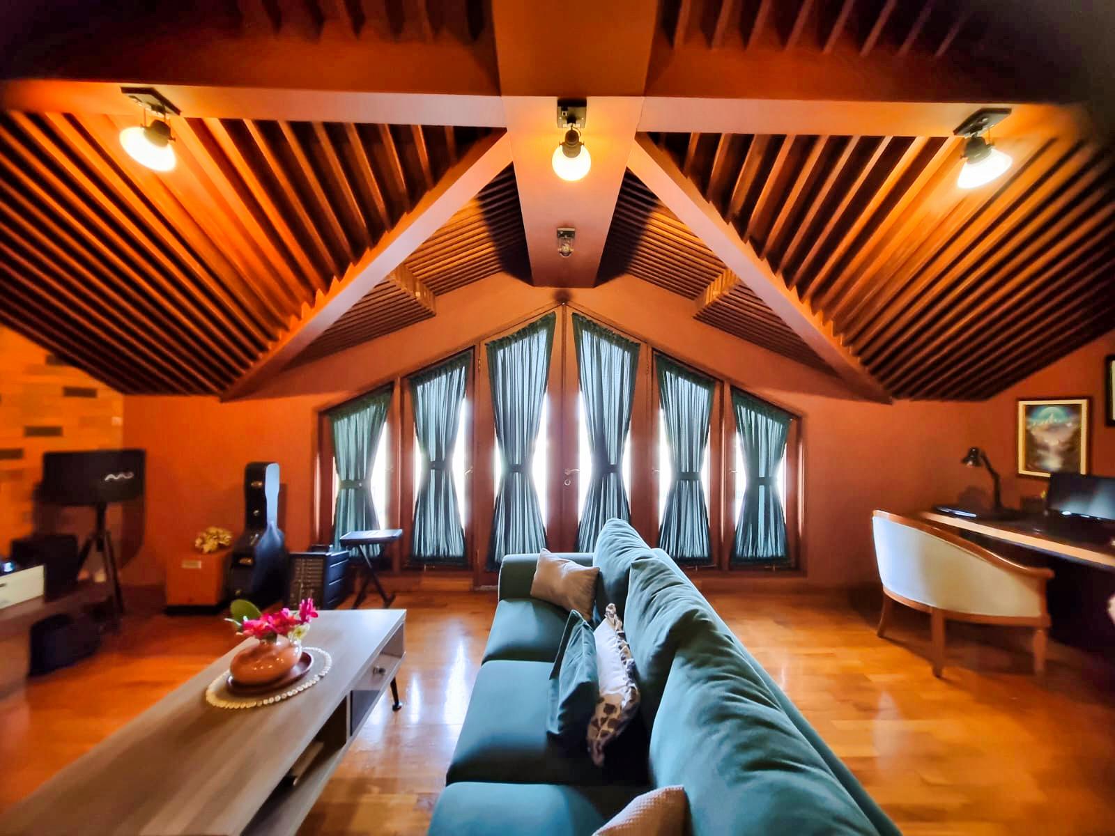 Dijual Rumah Mewah Di Intercon Jakarta Barat Ada Swimming Pool