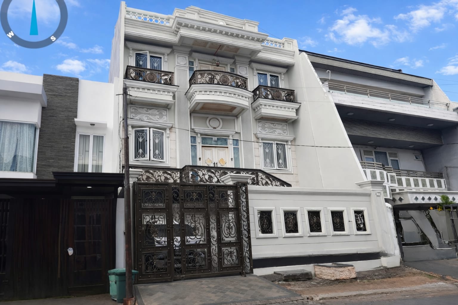 Jual Rumah di Mewah di Taman Palem Lestari Jakarta Barat