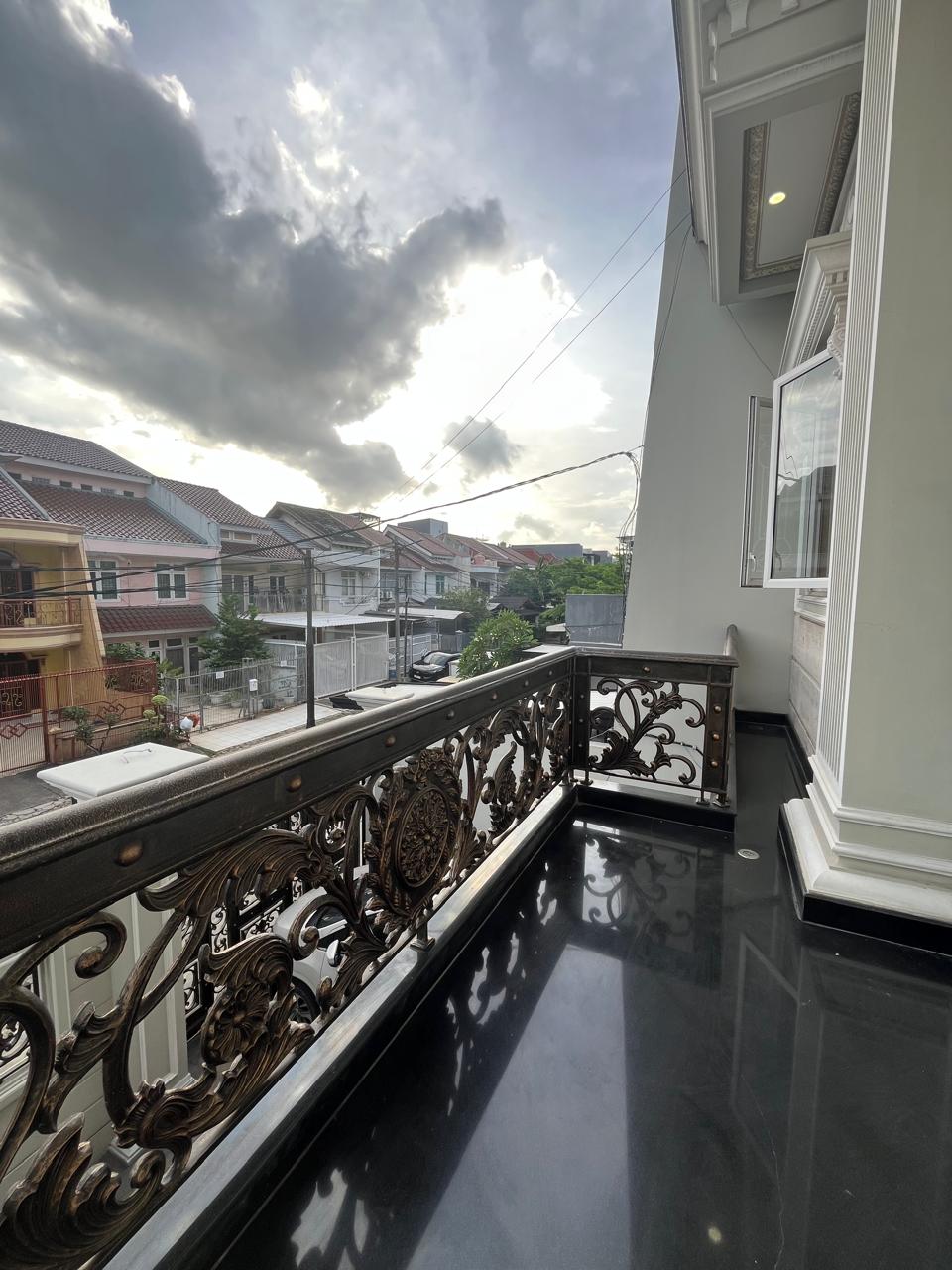 Jual Rumah di Mewah di Taman Palem Lestari Jakarta Barat