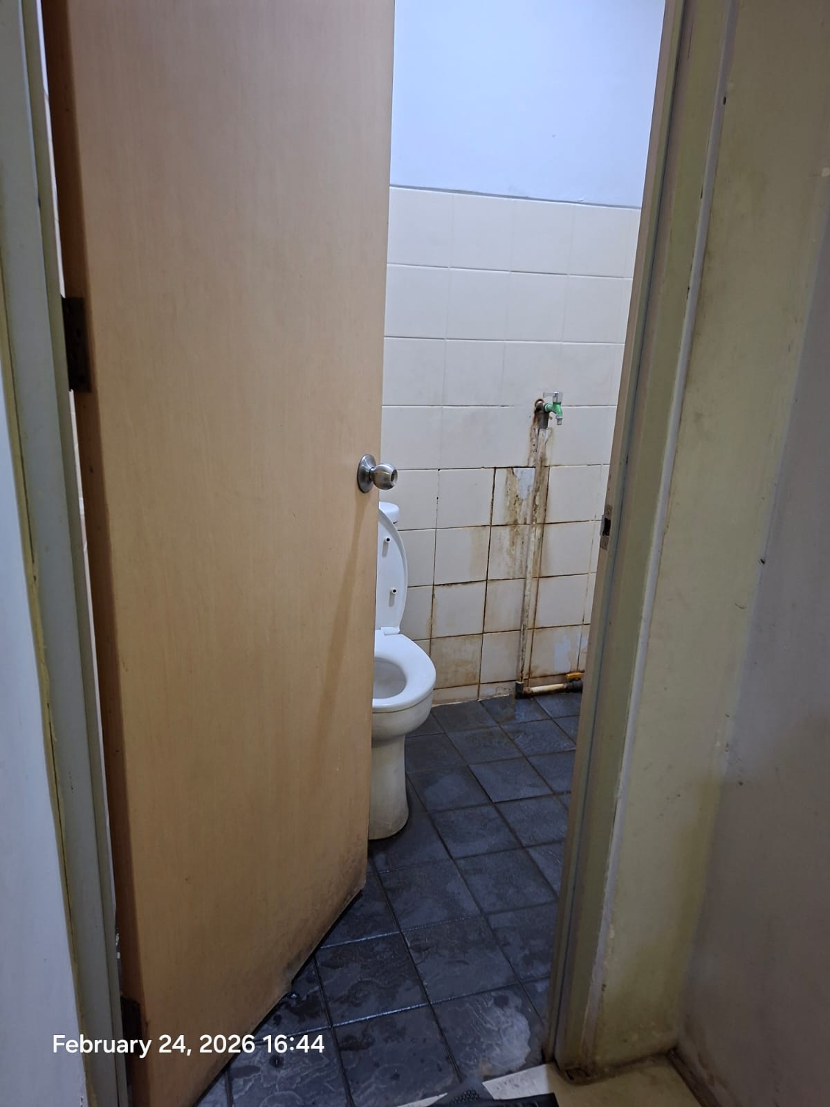 Sewa Ruko Gandeng Hadap Jalan Raya Di Puri Indah Jakarta Barat