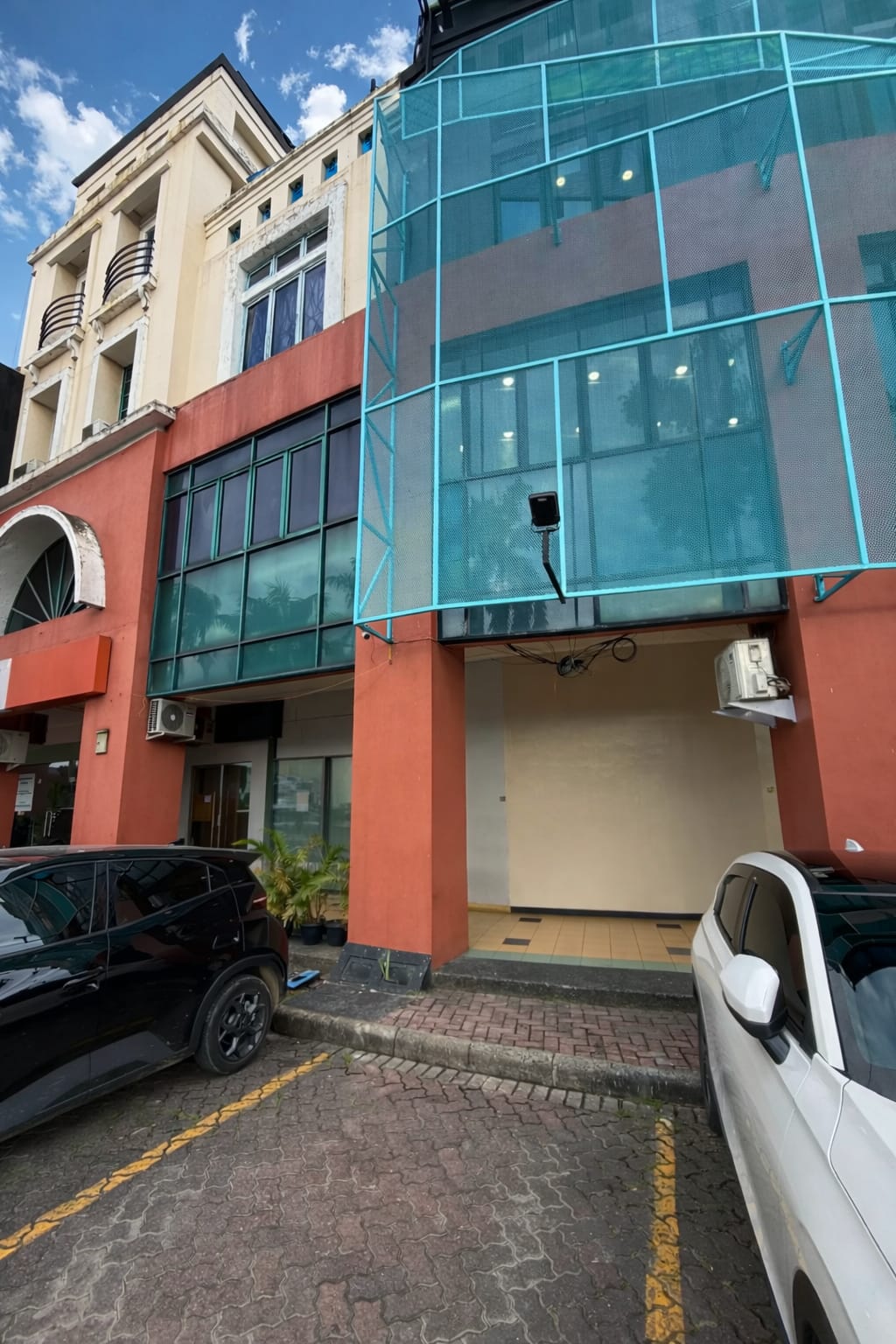 Sewa Ruko Gandeng Hadap Jalan Raya Di Puri Indah Jakarta Barat