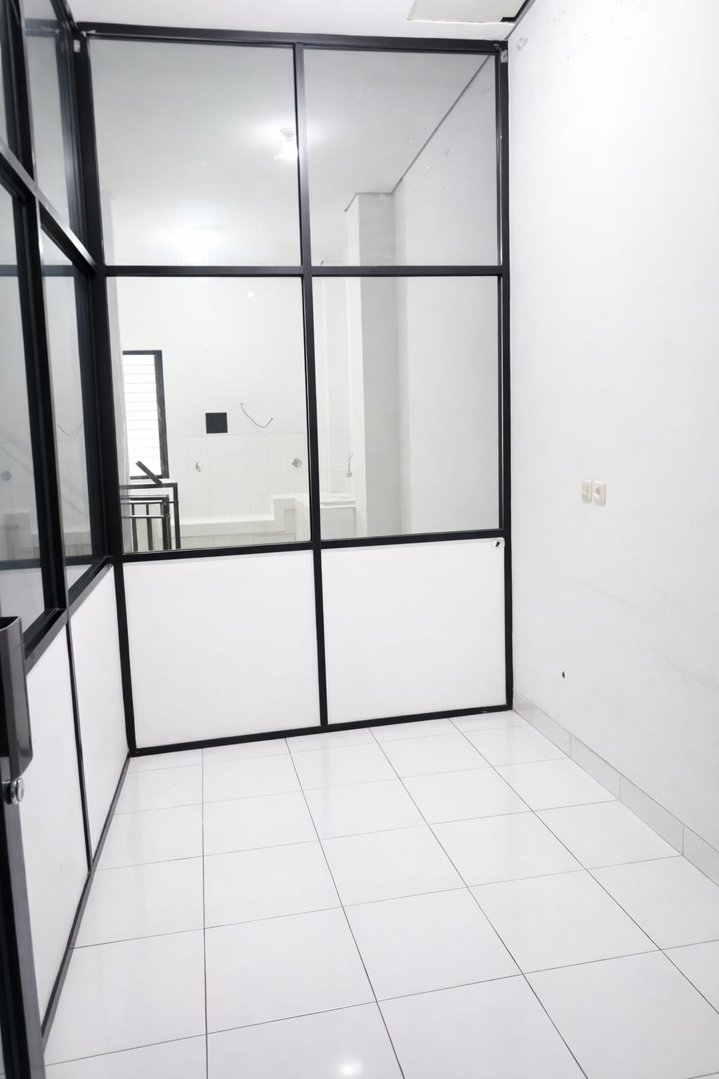 Disewakan Ruko Hadap Jalan Raya Di Puri Indah Jakarta Barat