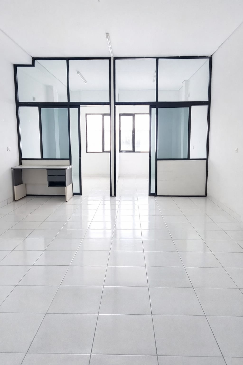 Disewakan Ruko Hadap Jalan Raya Di Puri Indah Jakarta Barat