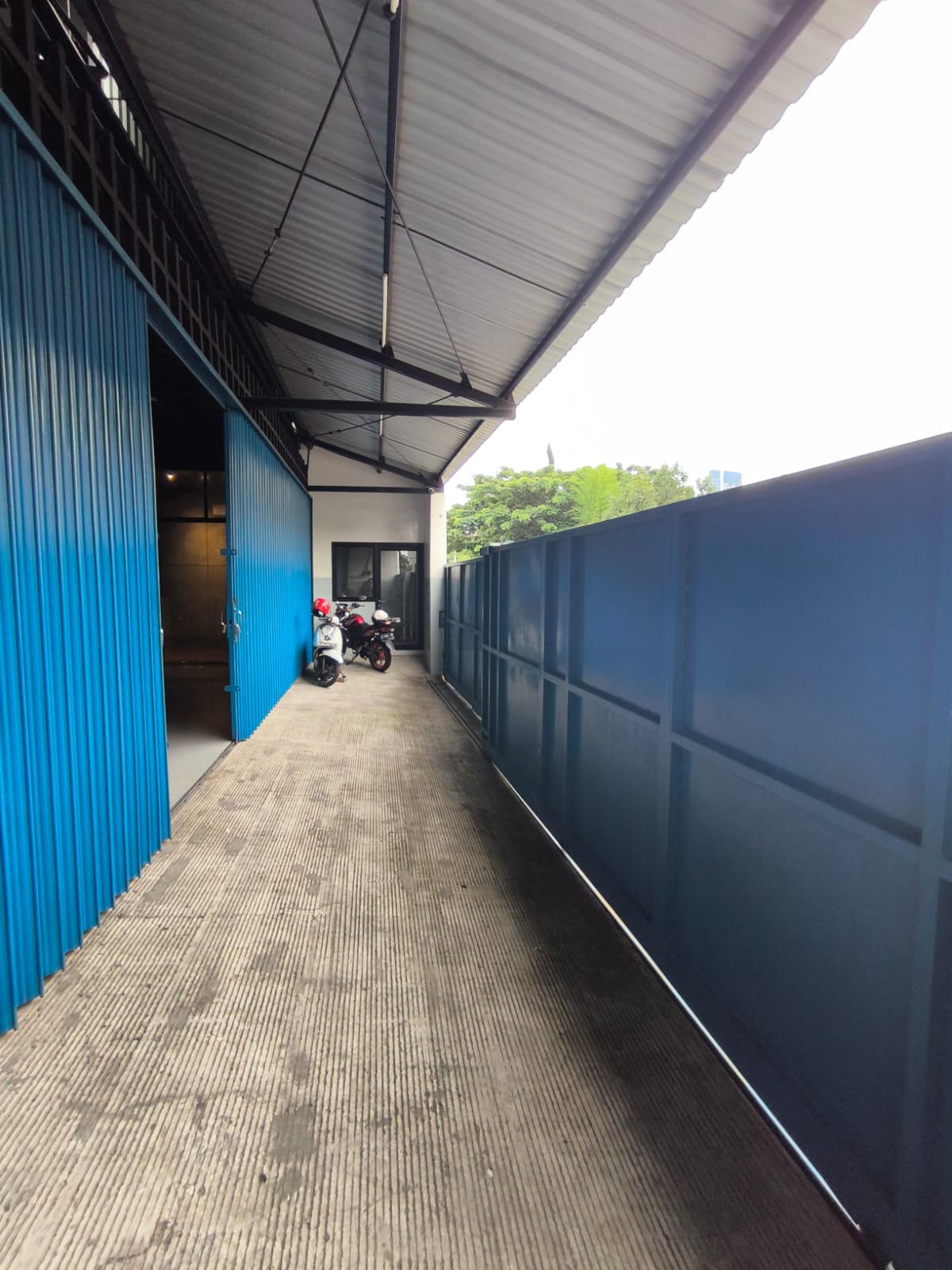 Dijual Bangunan Ex Shwroom Motor Di Puri Indah Jakarta Barat