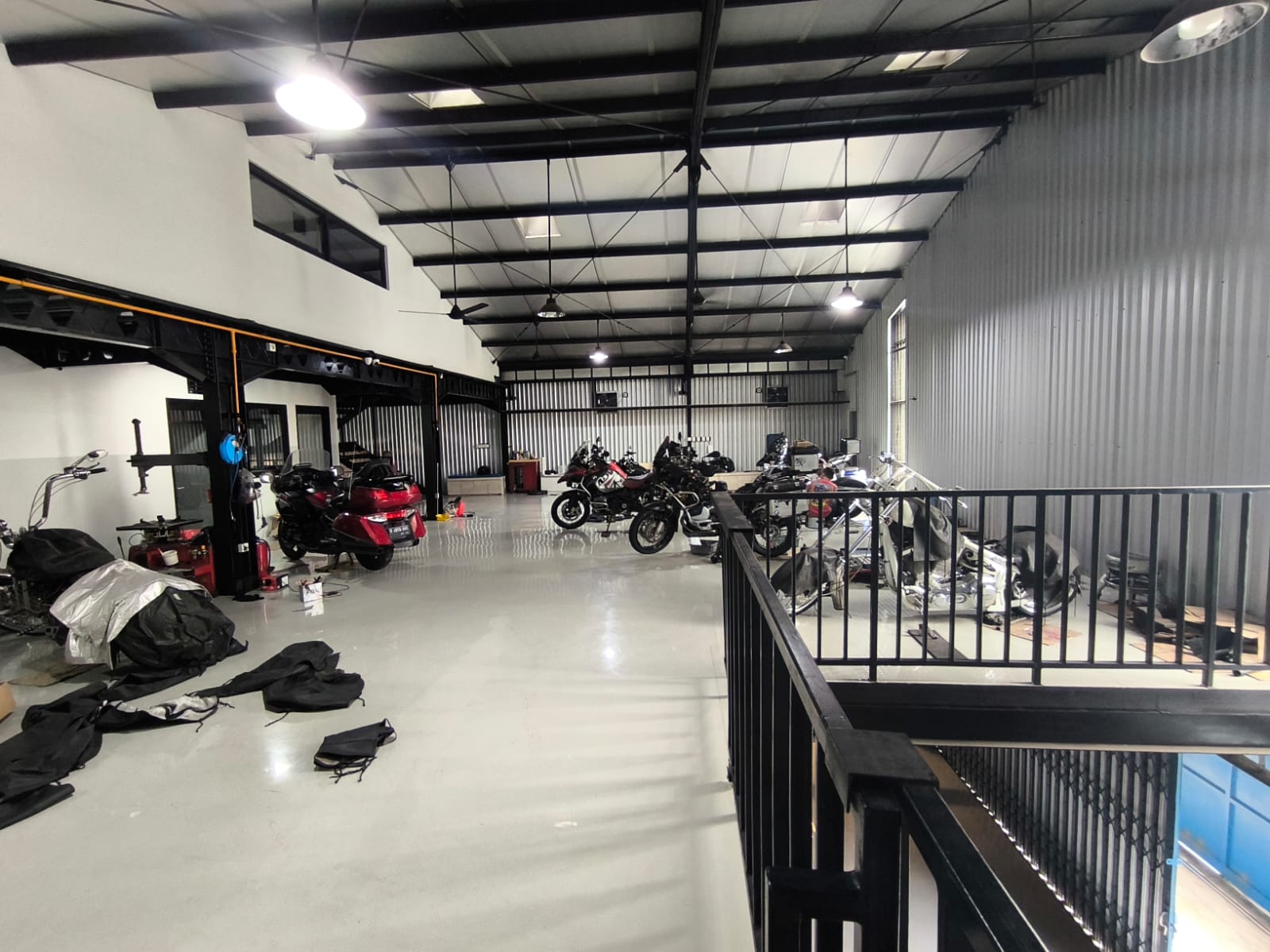 Dijual Bangunan Ex Shwroom Motor Di Puri Indah Jakarta Barat