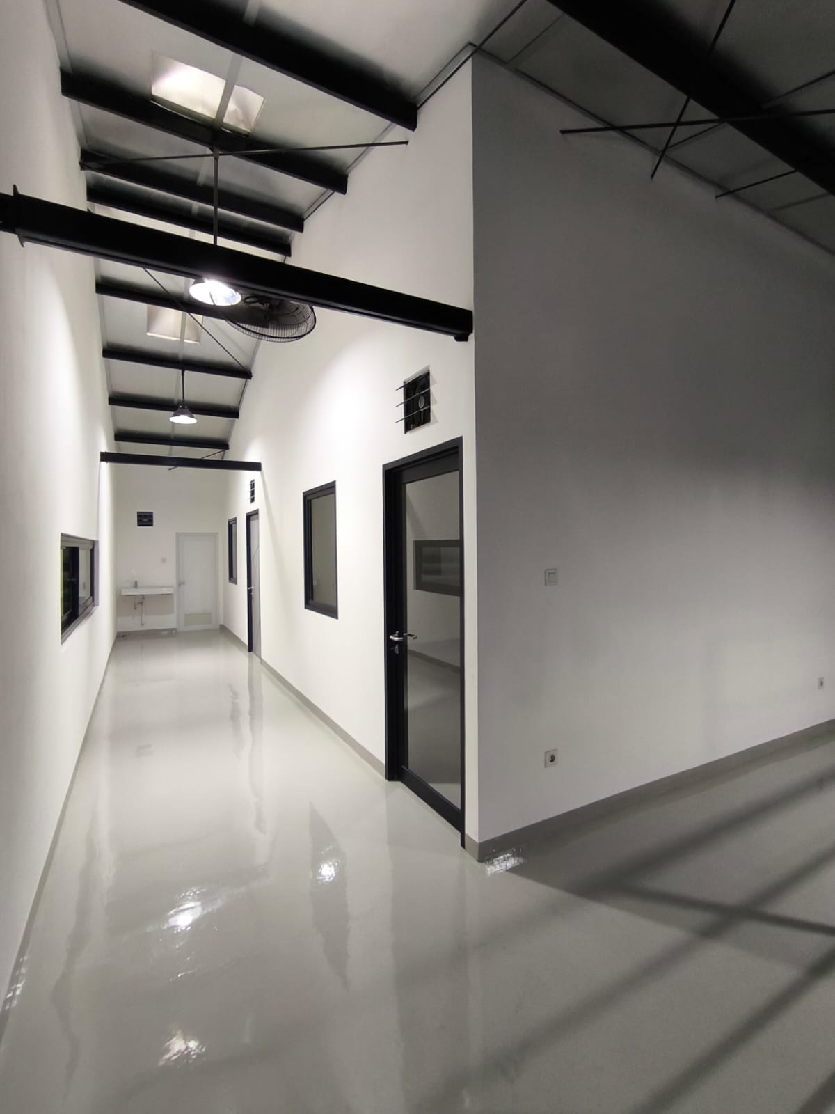 Dijual Bangunan Ex Shwroom Motor Di Puri Indah Jakarta Barat