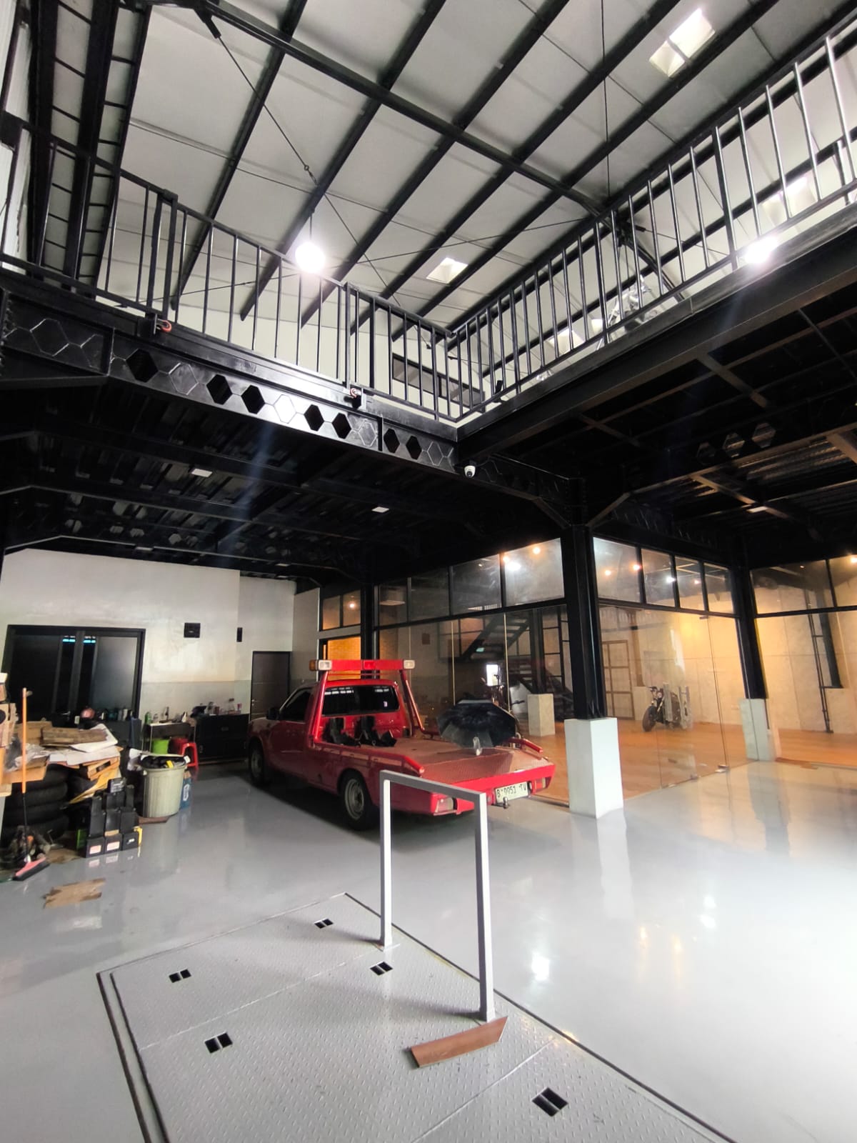 Dijual Bangunan Ex Shwroom Motor Di Puri Indah Jakarta Barat